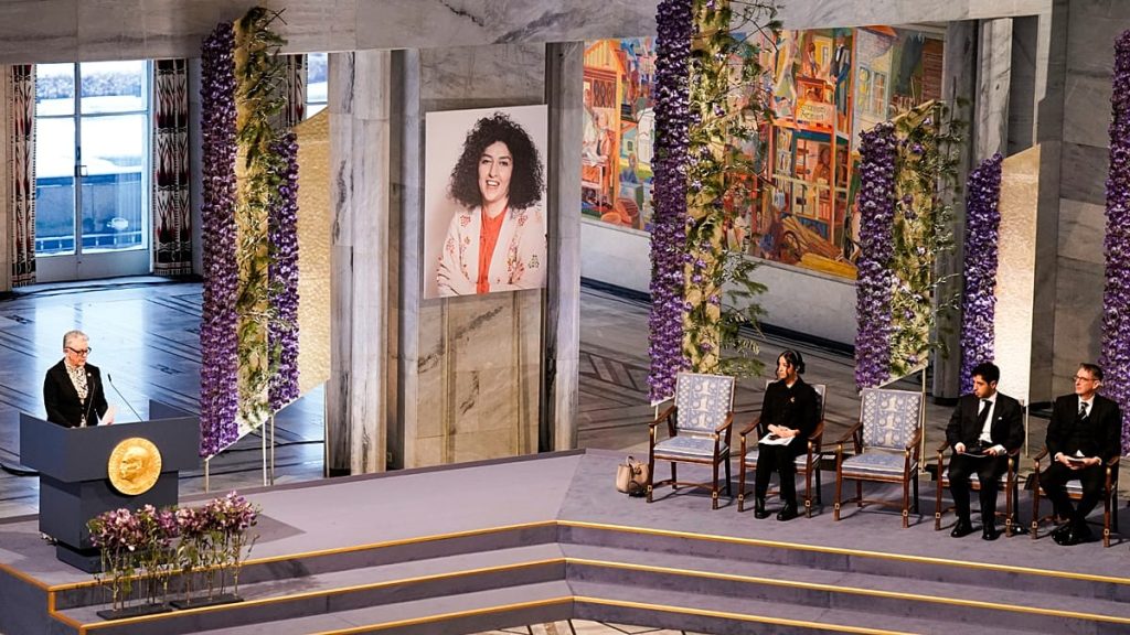 مسجونة بتهمة “التجمهر والتآمر”.. لجنة نوبل تطالب إيران بالإفراج عن الحقوقية البارزة نرجس محمدي