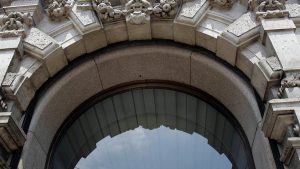 حاول السرقة فوقع في شرّ أعماله.. القبض على لصّ قضى 9 ساعات داخل خزينة بنك في ميلانو