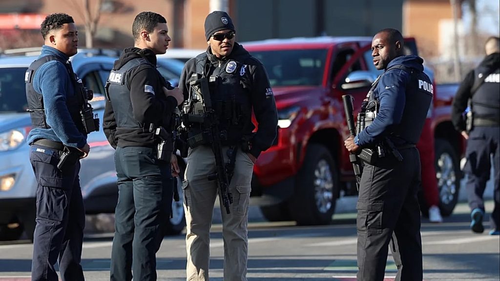 “تنكّر بزيّ امرأة وأطلق النار على عائلته”.. ماذا حدث خلال مباراة هوكي أمريكية؟