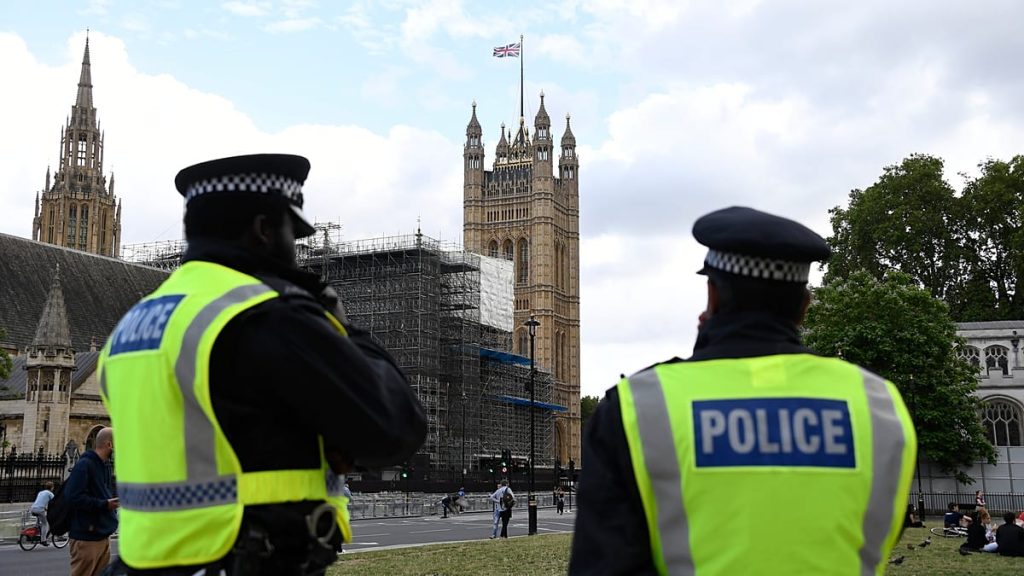 بريطانيا: مقتل شاب وإصابة اثنين آخريْن في حادث طعن أمام مسجد بعد صلاة التراويح