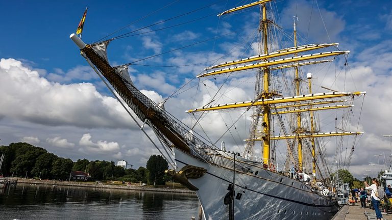 توقيف مشتبه بهما في تخريب سفن تابعة للبحرية الألمانية.. ما المعطيات المتوافرة عنهما؟