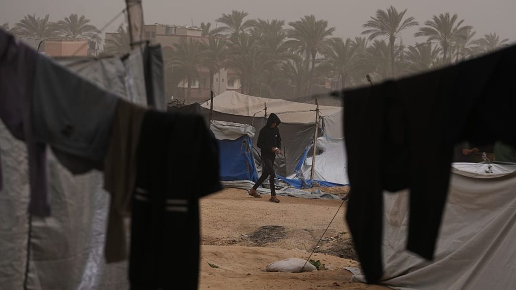 مباشر – رمضان فلسطيني مثقل بالتصعيد: قصف في غزة.. وقيود أمنية في الضفة الغربية