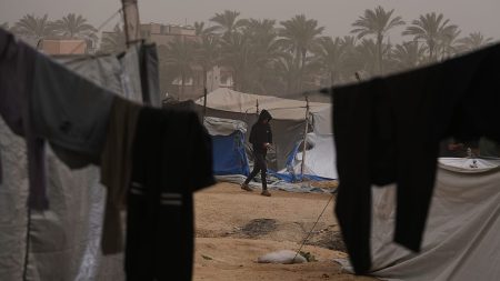 مباشر – رمضان فلسطيني مثقل بالتصعيد: قصف في غزة.. وقيود أمنية في الضفة الغربية