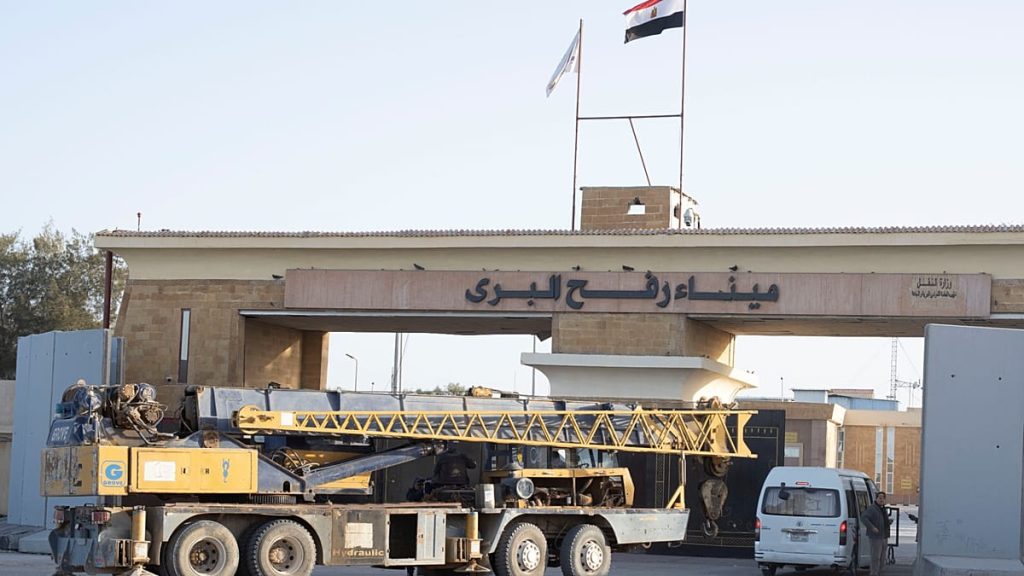 مباشر – فتح معبر رفح بالاتجاهين في ظل قيود مشدّدة.. وإخلاءات في الضفة الغربية