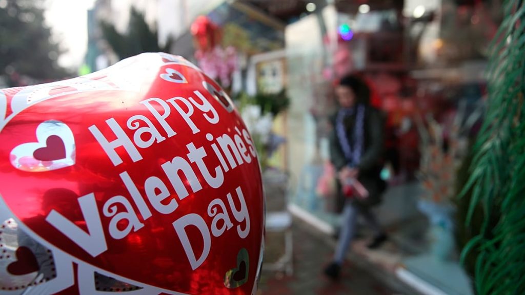 من دم القديس “فالنتاين” إلى أرباح بالمليارات.. كيف تحوّل عيد الحب من تضحية إلى ساحة جدل وموسم تجاري؟