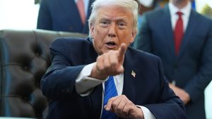 ترامب يكشف عن تواصل إيراني وطهران تتحدث عن تقدم في هيكل المفاوضات.. فهل تتراجع أسهم الحرب؟