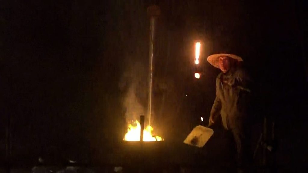 فيديو. بكين تنظم عرضًا للألعاب النارية بالحديد المنصهر قبيل حلول رأس السنة القمرية