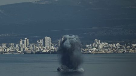 إيران تعلن ضرب قواعد أمريكية ودول الخليج تستنكر استهداف أراضيها