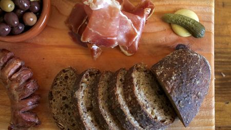 لحم خنزير على الطاولة.. مسلسل تركي يخسر جمهوره بعد عشاء مثير للجدل