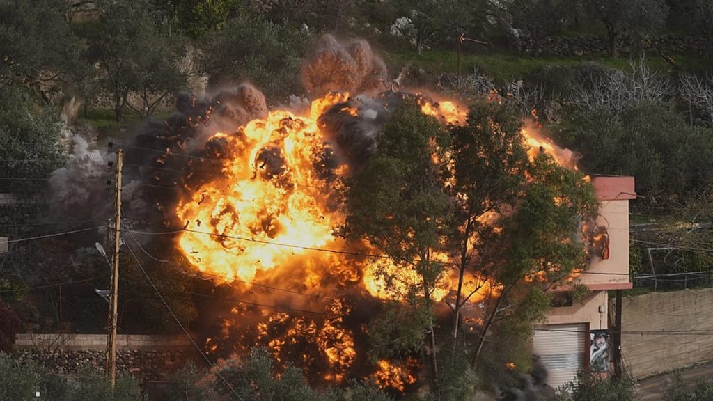 غاراتٌ متواصلة واستخدامٌ لمواد كيميائية.. إسرائيل توسّع دائرة اعتداءاتها جنوب لبنان