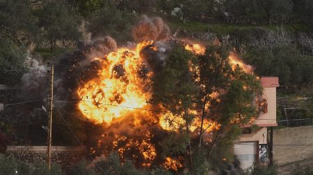 غاراتٌ متواصلة واستخدامٌ لمواد كيميائية.. إسرائيل توسّع دائرة اعتداءاتها جنوب لبنان