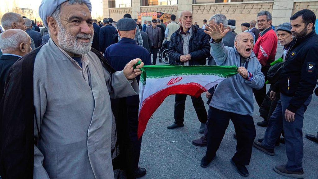 الهجوم الأمريكي الإسرائيلي على إيران: لماذا يعتبر مسألة وجودية لطهران وفرصة لا تعوّض لإسرائيل؟