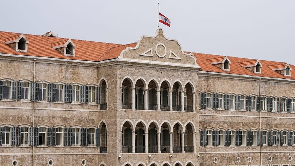 زيادة الضرائب وارتفاع أسعار البنزين.. الشارع اللبناني يغلي بعد حزمة قرارات جديدة