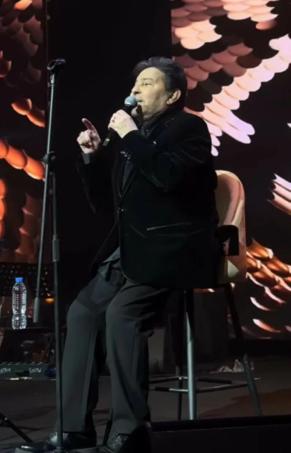 «على كرسي».. أول ظهور لـ «هاني شاكر» بعد جراحة العمود الفقري – أخبار السعودية