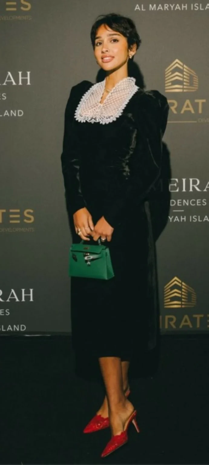 أناقة هادئة.. هلا الحارثي بفستان قطيفة أسود – أخبار السعودية