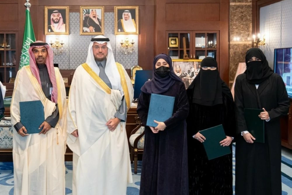 محافظ الأحساء يُكرِّم قادة ومنسوبي التعليم تقديراً لجهودهم – أخبار السعودية