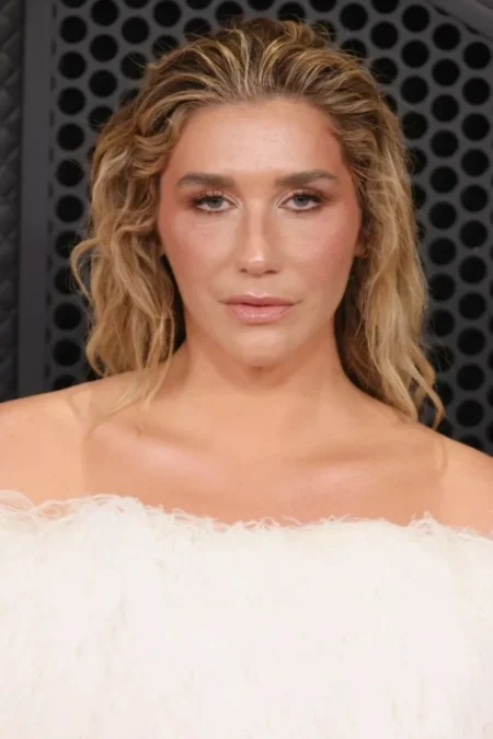 المكياج البسيط يفرض حضوره على السجادة الحمراء في غرامي 2026 – أخبار السعودية