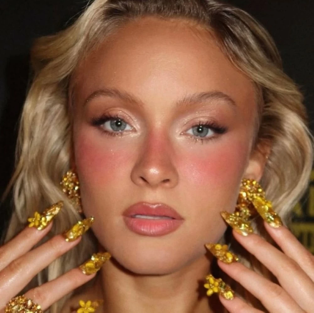 أظافر زارا لارسون الذهبية تتحول إلى صيحة – أخبار السعودية