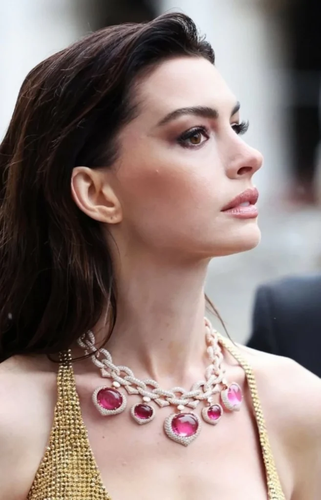 بريق معدني بروح ملكية.. آن هاثاواي تخطف الأضواء – أخبار السعودية