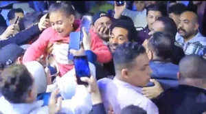 تدافع الجماهير حول الفنان عمرو سعد يعيق حركة المرور.. وقوات الأمن تتدخل – أخبار السعودية