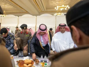 نائب أمير مكة المكرمة يشارك رجال الأمن الإفطار في المسجد الحرام – أخبار السعودية