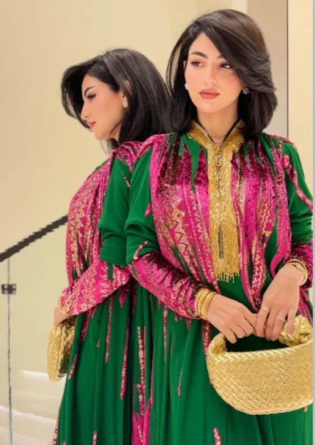 نصرة الحربي تتألق بجلابية خضراء وردية بلمسات ذهبية – أخبار السعودية