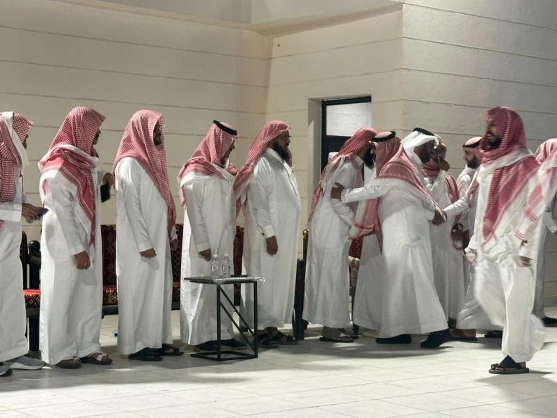 الشيخ عبد الله القرني يستقبل المعزين في وفاة والده – أخبار السعودية