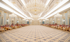 ولي العهد يستقبل المهنئين بشهر رمضان في قصر اليمامة