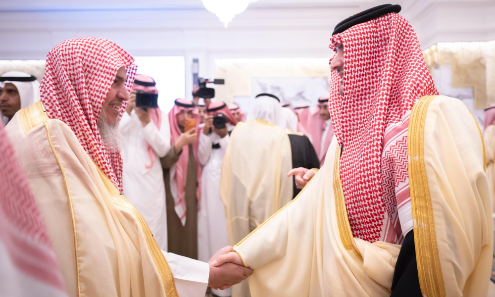 وزير الداخلية يلتقي أهالي القصيم وينقل تحيات القيادة
