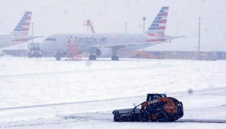 إلغاء آلاف الرحلات الجوية في الولايات المتحدة بسبب عاصفة ثلجية