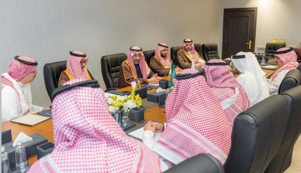 وزير الصناعة يرأس اجتماع الطاولة المستديرة مع شركات وطنية للصناعات العسكرية