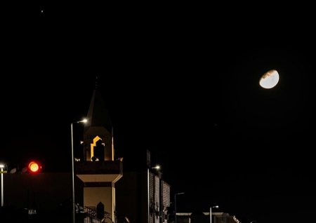 رصد اقتران هلال رمضان مع نجم «المبسوطة» وكوكب المشتري من سماء الحدود الشمالية