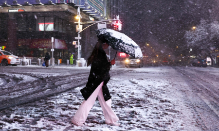 عاصفة ثلجية تشل شمال شرق أمريكا: طوارئ وإلغاء آلاف الرحلات