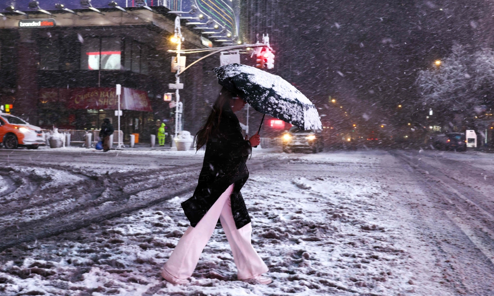 عاصفة ثلجية تشل شمال شرق أمريكا: طوارئ وإلغاء آلاف الرحلات