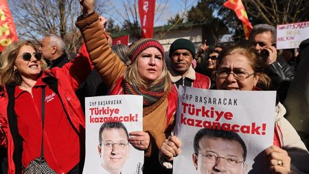 بعد عام من سجنه.. انطلاق محاكمة عمدة إسطنبول و400 آخرين في قضايا فساد