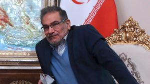 “أنا ما زلت على قيد الحياة”.. ما قصة تغريدة علي شمخاني على منصة “إكس”؟