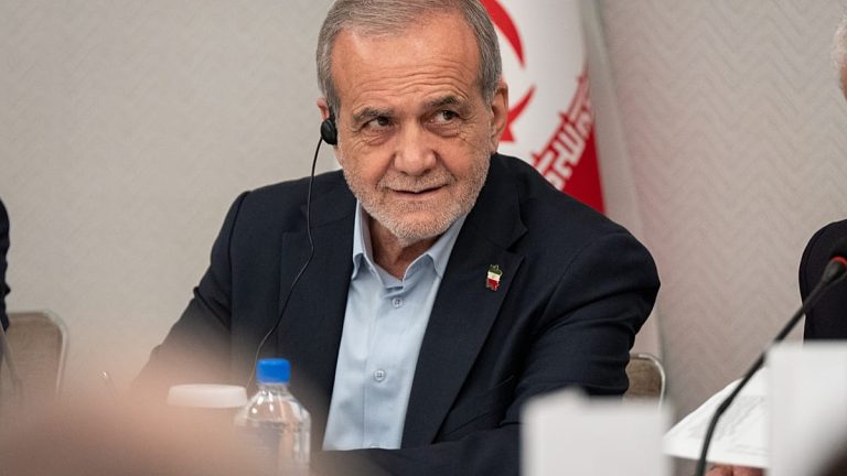 “إذا قدّمت استقالتك مرة أخرى سأقبلها”.. رجل دين بارز يتحدث عن توترٍ بين خامنئي وبزشكيان