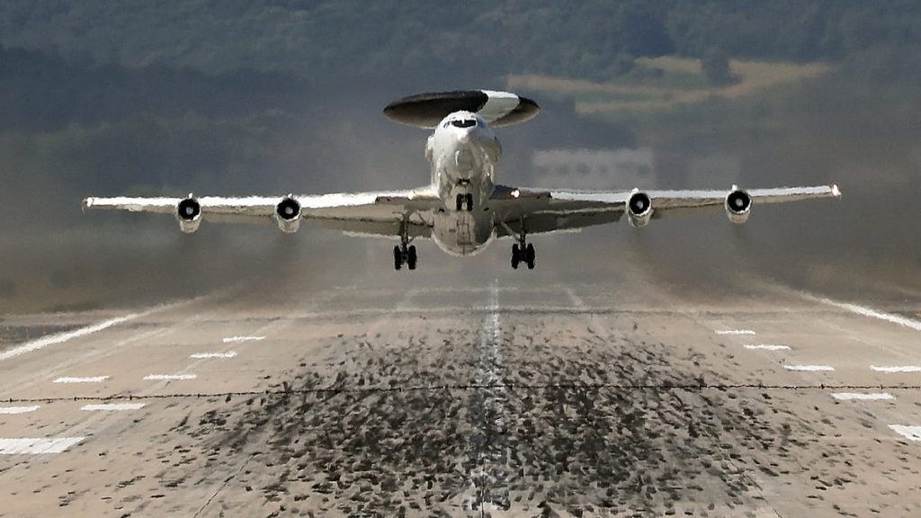 بعد إصابة طائرة “إي-3” الأمريكية في السعودية.. هل تضرّرت منظومة الإنذار المبكر ضد إيران؟