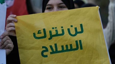 حكومة سلام تنزع الغطاء عن حزب الله وتحظر أنشطته العسكرية.. هل اقتربت ساعة الصفر بين الجيش والتنظيم؟