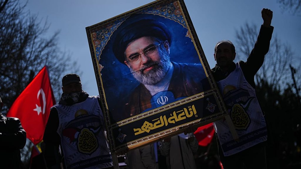 مكافأة أمريكية ضخمة مقابل معلومات عن مجتبى خامنئي ومسؤولين إيرانيين كبار