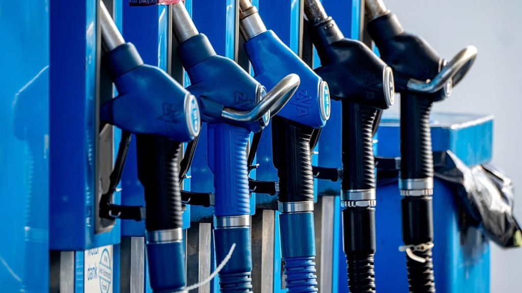 الوكالة الدولية للطاقة تدعو لخفض سريع في الطلب على النفط وتشجع العمل عن بعد وتقليل السفر الجوي