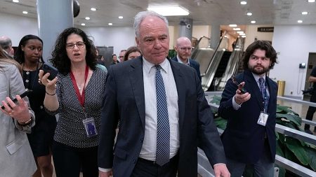 خشية غزو كوبا تدفع الديمقراطيين في مجلس الشيوخ لمحاولة تقييد صلاحيات ترامب