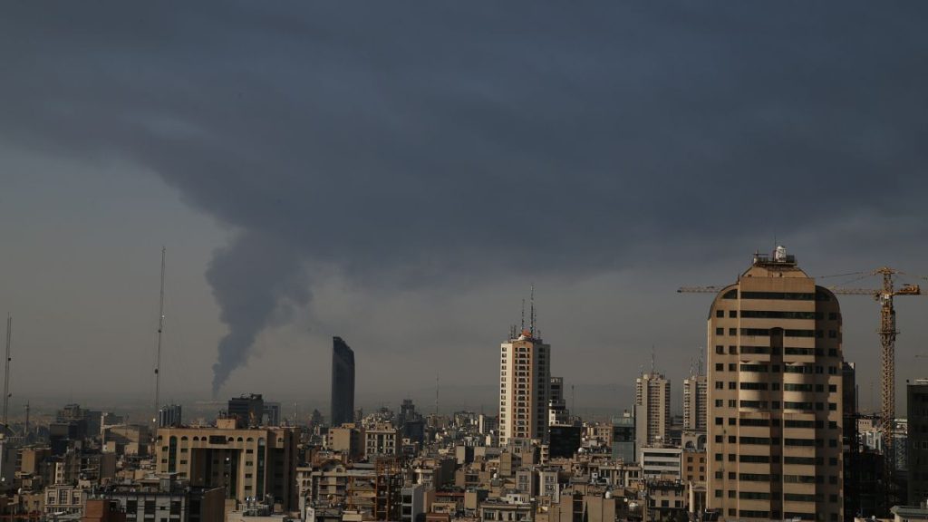 “مطرٌ أسود” فوق طهران.. سماء العاصمة الإيرانية تهطل نفطاً بعد قصف مستودعات الوقود