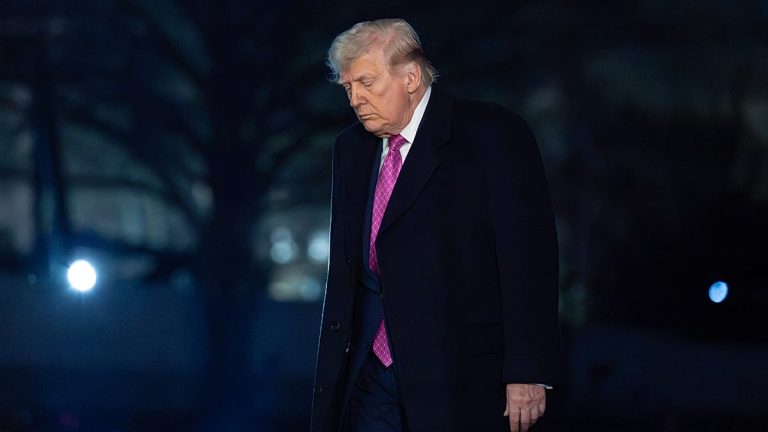 ترامب يهدد بمحو جزيرة خارك واستهداف منشآت الطاقة الإيرانية إذا لم يُفتح مضيق هرمز