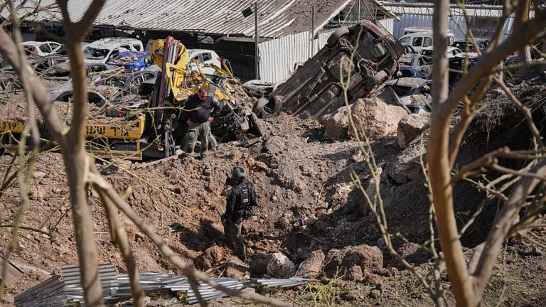 فيديو. إسرائيل تقيّم الأضرار بعد غارة صاروخية قرب القدس