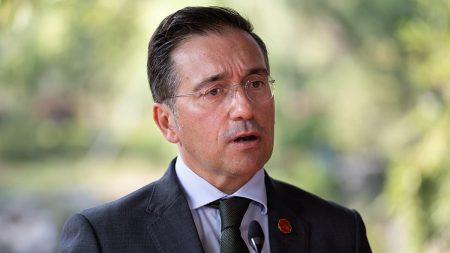 وزير الخارجية الإسباني: الهجوم الأمريكي الإسرائيلي “الأحادي” على إيران مخالف للقانون الدولي