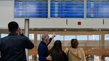 طائرة روسية تُقلّ دبلوماسيين إيرانيين من بيروت.. ماذا يحدث خلف الكواليس؟