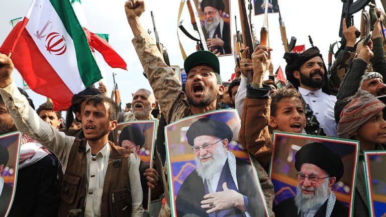 “أيدينا على الزناد”.. الحوثيون يرسمون مسارات التدخل العسكري إلى جانب إيران