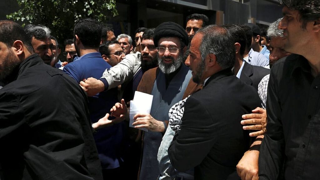 بعد تضارب الأنباء حول مصيره.. مجتبى خامنئي على قيد الحياة