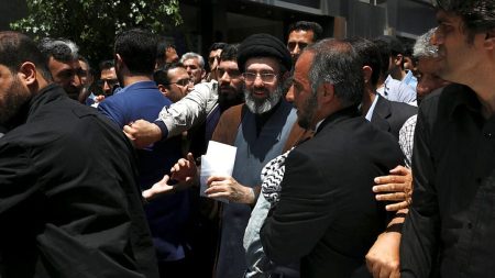 بعد تضارب الأنباء حول مصيره.. مجتبى خامنئي على قيد الحياة